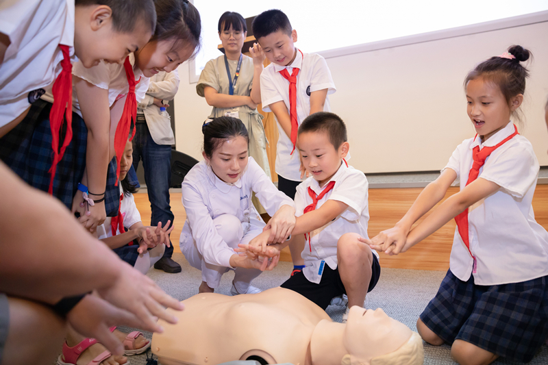 1562893154099083268.jpg 师生及家长在厦心护理老师指导下学习心肺复苏_副本.jpg